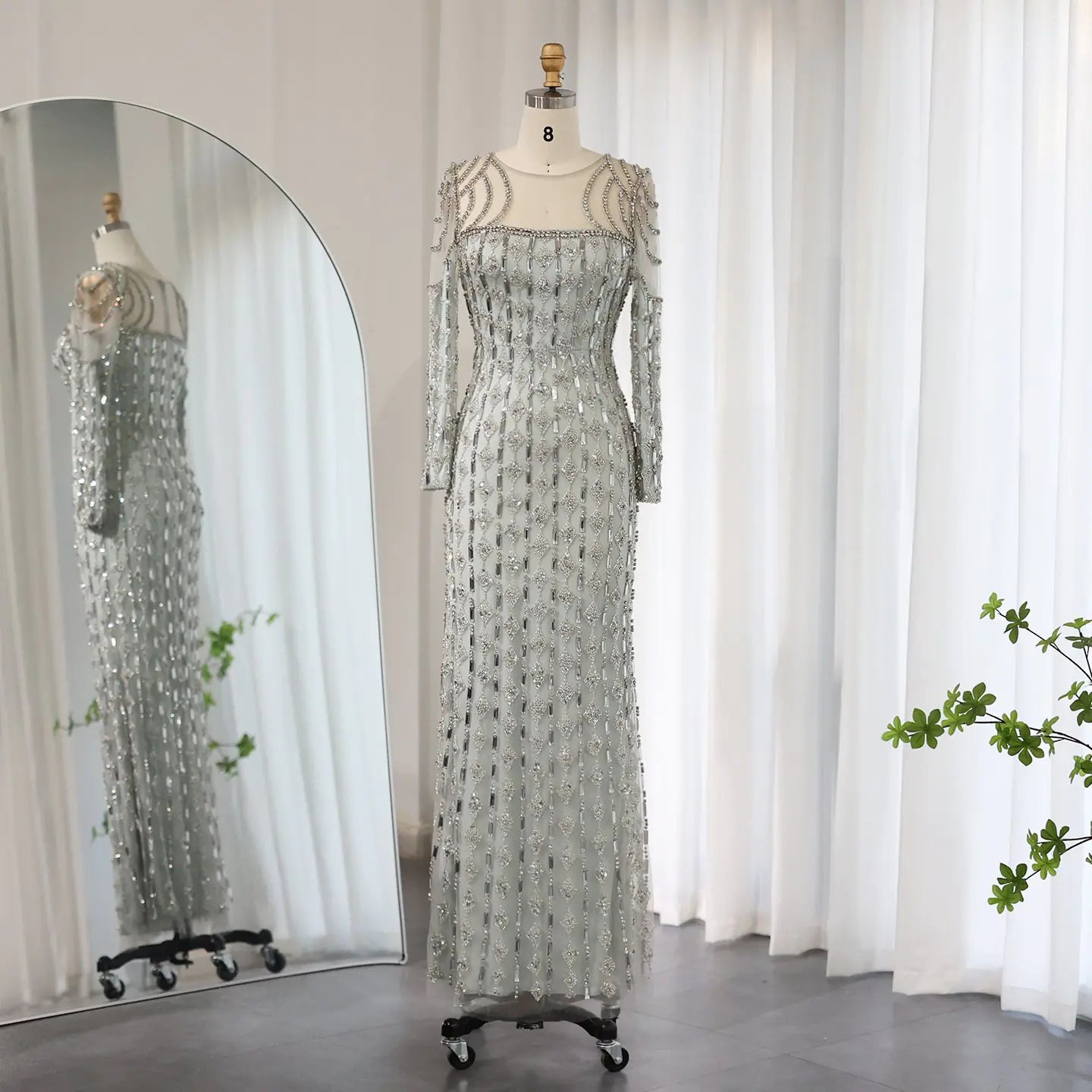 Langärmliges, schmales Fischschwanzkleid